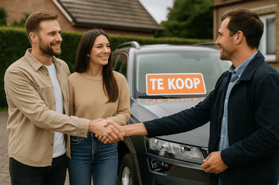 Koppel onderhandelt over de waarde van uw auto met oranje “TE KOOP” affiche; perfecte scene voor auto verkopen particulier en juiste waarde bepalen